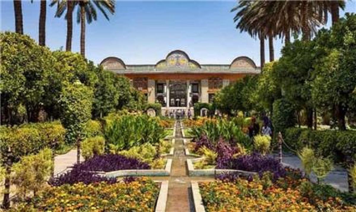 تور  شیراز زمینی با قطار 4 تخته اقامت در هتل بوم گردی های شیراز 2 ستاره